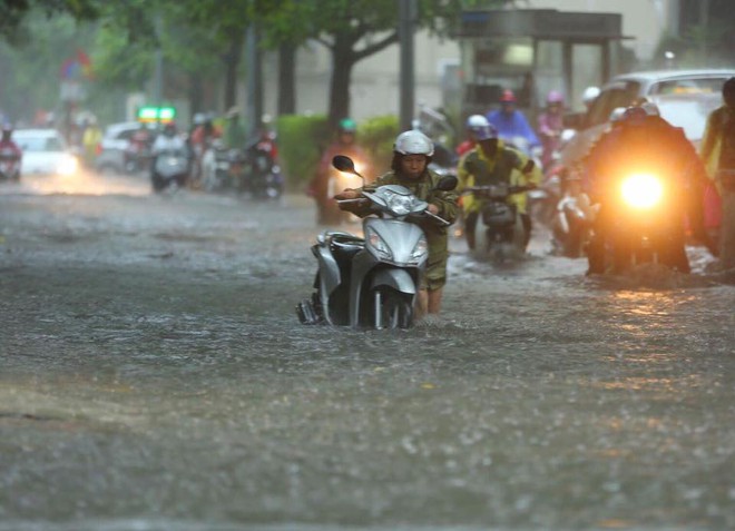 Chùm ảnh: Đường phố Hà Nội ngập lênh láng sau cơn mưa lớn vào sáng nay - Ảnh 17.