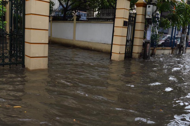 Chùm ảnh: Đường phố Hà Nội ngập lênh láng sau cơn mưa lớn vào sáng nay - Ảnh 18.
