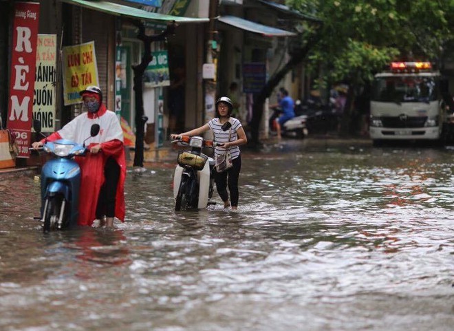 Chùm ảnh: Đường phố Hà Nội ngập lênh láng sau cơn mưa lớn vào sáng nay - Ảnh 19.