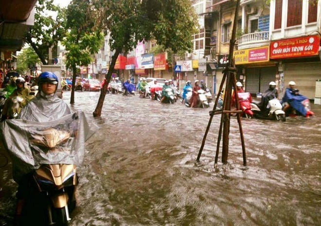 Chùm ảnh: Đường phố Hà Nội ngập lênh láng sau cơn mưa lớn vào sáng nay - Ảnh 20.