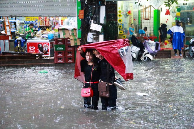 Chùm ảnh: Đường phố Hà Nội ngập lênh láng sau cơn mưa lớn vào sáng nay - Ảnh 21.