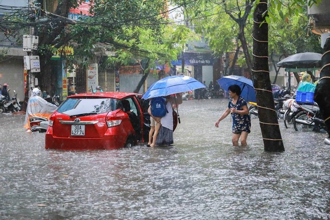 Chùm ảnh: Đường phố Hà Nội ngập lênh láng sau cơn mưa lớn vào sáng nay - Ảnh 22.