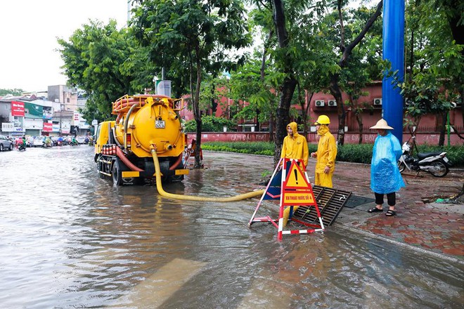 Chùm ảnh: Đường phố Hà Nội ngập lênh láng sau cơn mưa lớn vào sáng nay - Ảnh 23.