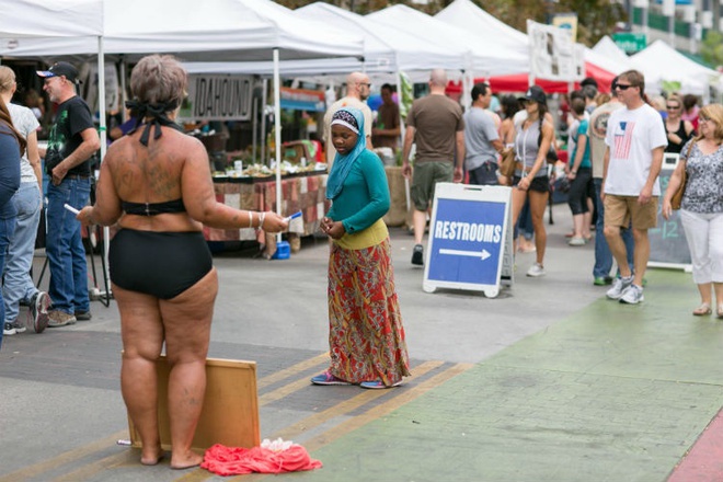 Đứng giữa đường trong bộ đồ bơi, người phụ nữ bất ngờ bật kh&oacute;c trước h&agrave;nh động của những người đi qua - Ảnh 4.