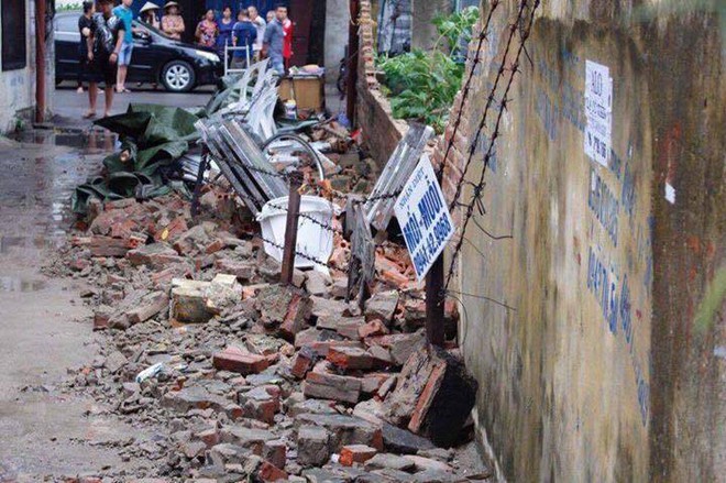 Cơn mưa lớn khiến mảng tường đổ sập, bé trai 8 tuổi tử vong thương tâm - Ảnh 1.