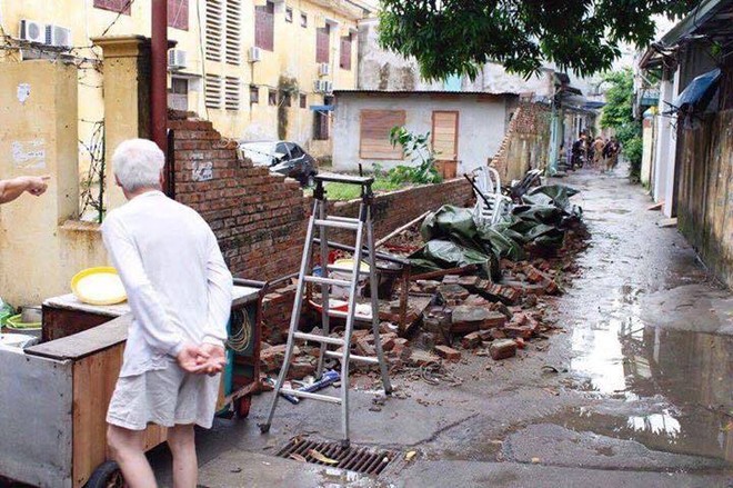 Cơn mưa lớn khiến mảng tường đổ sập, bé trai 8 tuổi tử vong thương tâm - Ảnh 2.