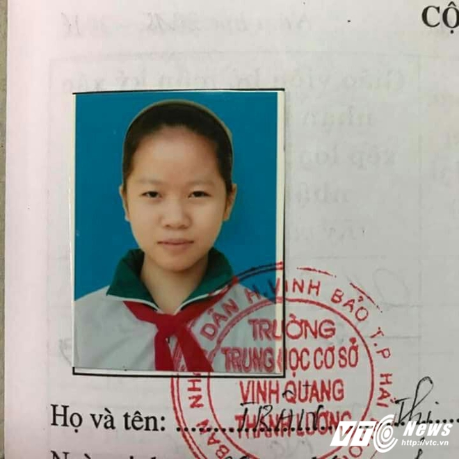 Thực hư b&eacute; g&aacute;i bị bố mẹ đối xử tệ bạc, đổ cơm thừa xuống nền nh&agrave; bắt ăn - Ảnh 1.