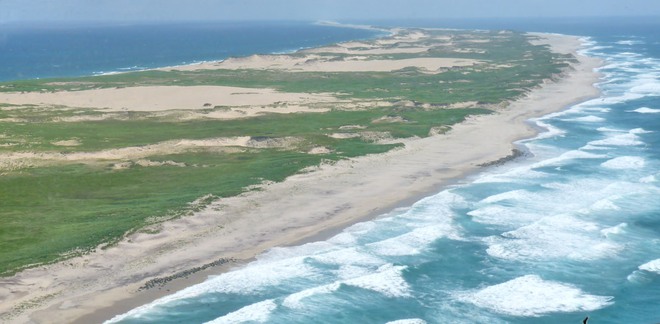 Hòn đảo huyền bí này được mệnh danh là “nghĩa địa của Đại Tây Dương” - Ảnh 1.