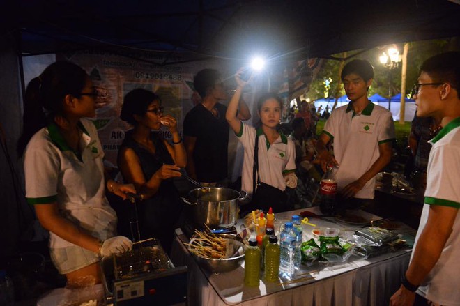 Các bạn trẻ hào hứng ăn uống trong ánh sáng điện thoại tại liên hoan ẩm thực Hà Nội - Ảnh 3.