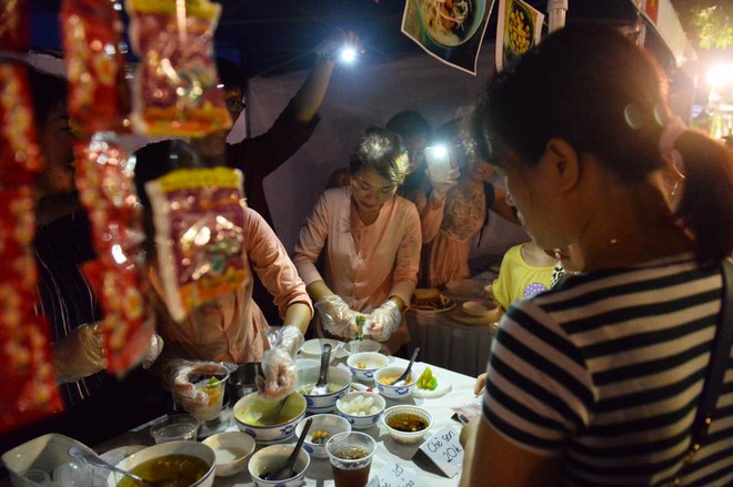 Các bạn trẻ hào hứng ăn uống trong ánh sáng điện thoại tại liên hoan ẩm thực Hà Nội - Ảnh 5.
