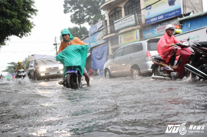 Mưa như thác đổ, đường Sài Gòn biến thành sông, xe cộ chết máy la liệt - Ảnh 3.