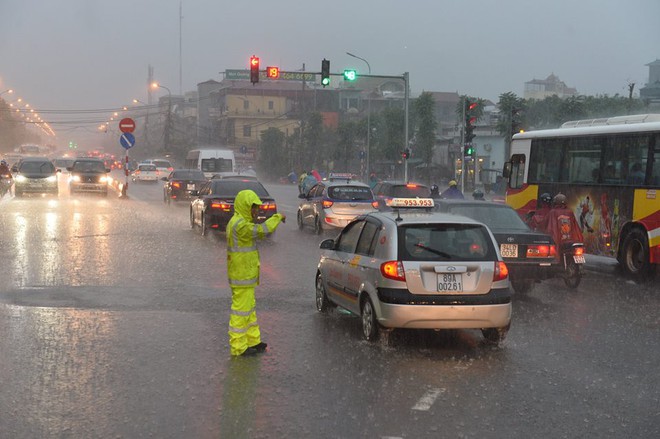 Mưa lớn trút xuống vào giờ tan tầm, ô tô xếp hàng dài trên đường phố Hà Nội - Ảnh 5.