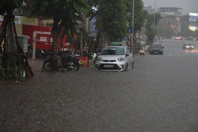 Mưa lớn trút xuống vào giờ tan tầm, ô tô xếp hàng dài trên đường phố Hà Nội - Ảnh 7.