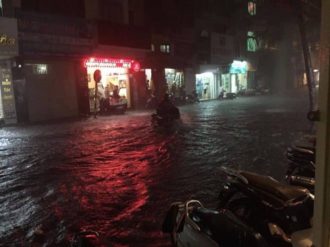 Mưa lớn tr&uacute;t xuống v&agrave;o giờ tan tầm, &ocirc; t&ocirc; xếp h&agrave;ng d&agrave;i tr&ecirc;n đường phố H&agrave; Nội - Ảnh 12.