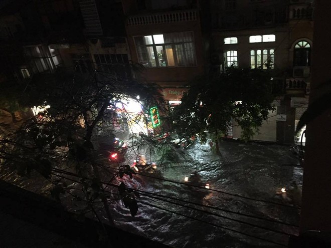 Mưa lớn tr&uacute;t xuống v&agrave;o giờ tan tầm, &ocirc; t&ocirc; xếp h&agrave;ng d&agrave;i tr&ecirc;n đường phố H&agrave; Nội - Ảnh 13.