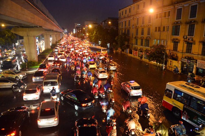 Mưa lớn trút xuống vào giờ tan tầm, ô tô xếp hàng dài trên đường phố Hà Nội - Ảnh 9.