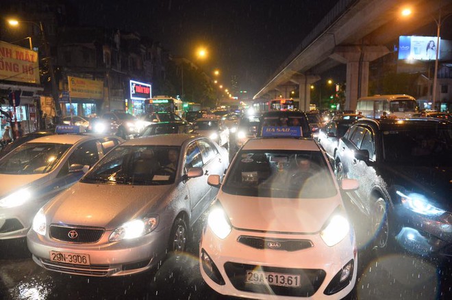Mưa lớn trút xuống vào giờ tan tầm, ô tô xếp hàng dài trên đường phố Hà Nội - Ảnh 11.