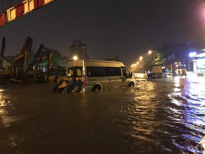 Mưa lớn trút xuống vào giờ tan tầm, ô tô xếp hàng dài trên đường phố Hà Nội - Ảnh 14.