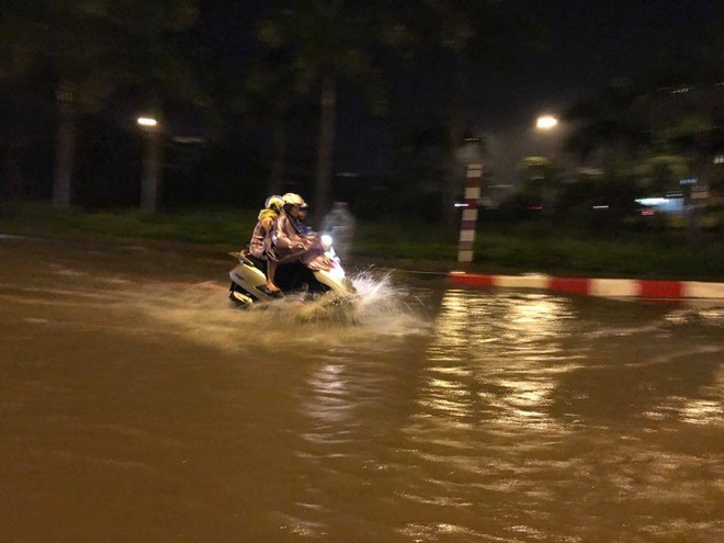 Mưa lớn tr&uacute;t xuống v&agrave;o giờ tan tầm, &ocirc; t&ocirc; xếp h&agrave;ng d&agrave;i tr&ecirc;n đường phố H&agrave; Nội - Ảnh 15.