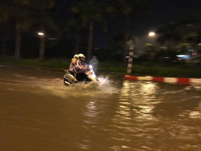 Mưa lớn trút xuống vào giờ tan tầm, ô tô xếp hàng dài trên đường phố Hà Nội - Ảnh 15.