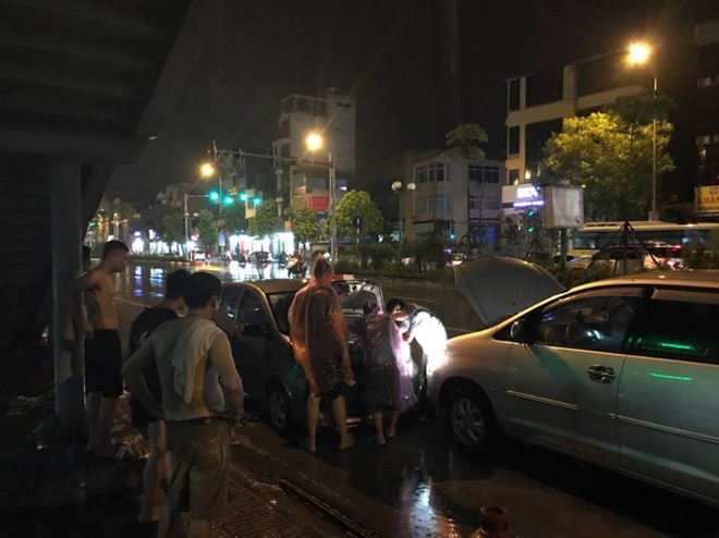 Mưa lớn tr&uacute;t xuống v&agrave;o giờ tan tầm, &ocirc; t&ocirc; xếp h&agrave;ng d&agrave;i tr&ecirc;n đường phố H&agrave; Nội - Ảnh 16.