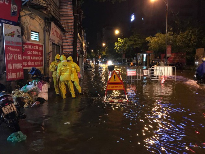 Mưa lớn trút xuống vào giờ tan tầm, ô tô xếp hàng dài trên đường phố Hà Nội - Ảnh 24.