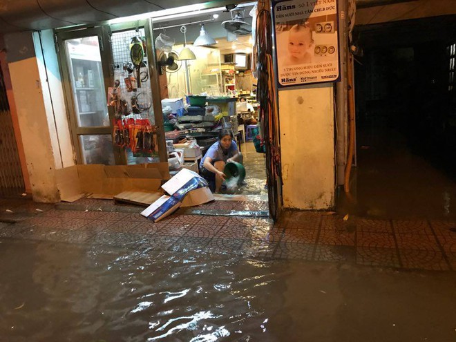 Mưa lớn trút xuống vào giờ tan tầm, ô tô xếp hàng dài trên đường phố Hà Nội - Ảnh 25.