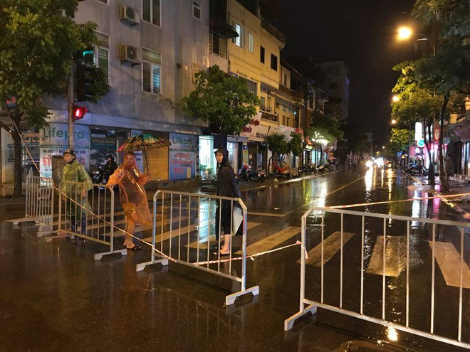 Mưa lớn tr&uacute;t xuống v&agrave;o giờ tan tầm, &ocirc; t&ocirc; xếp h&agrave;ng d&agrave;i tr&ecirc;n đường phố H&agrave; Nội - Ảnh 26.