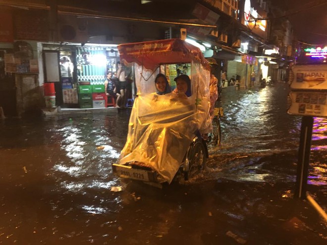Khách Tây lội nước bì bõm trên phố Tạ Hiện sau trận mưa lớn ở Hà Nội - Ảnh 3.
