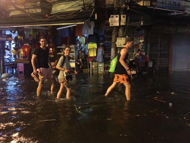 Khách Tây lội nước bì bõm trên phố Tạ Hiện sau trận mưa lớn ở Hà Nội - Ảnh 4.