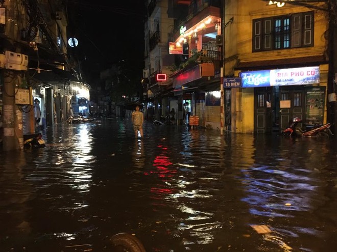 Khách Tây lội nước bì bõm trên phố Tạ Hiện sau trận mưa lớn ở Hà Nội - Ảnh 8.