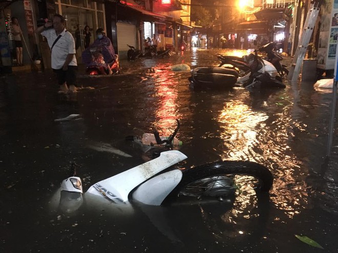 Khách Tây lội nước bì bõm trên phố Tạ Hiện sau trận mưa lớn ở Hà Nội - Ảnh 9.