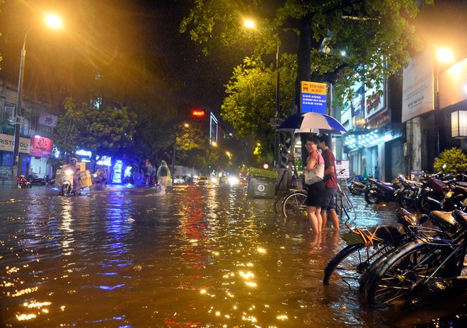 Mưa lớn tr&uacute;t xuống v&agrave;o giờ tan tầm, &ocirc; t&ocirc; xếp h&agrave;ng d&agrave;i tr&ecirc;n đường phố H&agrave; Nội - Ảnh 17.