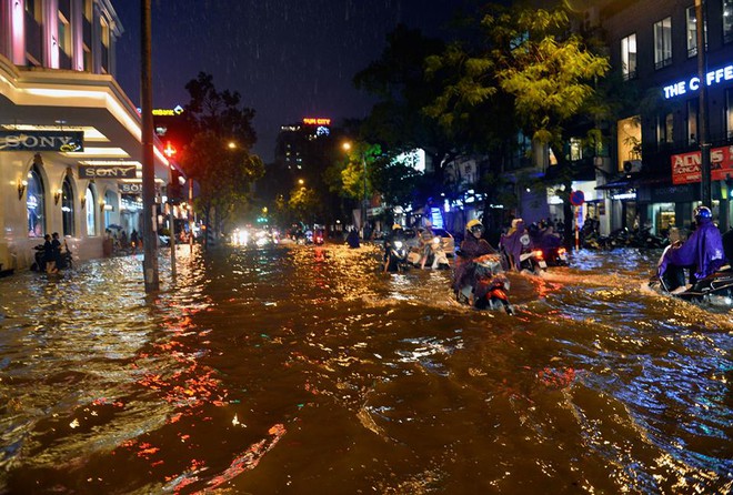 Mưa lớn trút xuống vào giờ tan tầm, ô tô xếp hàng dài trên đường phố Hà Nội - Ảnh 19.