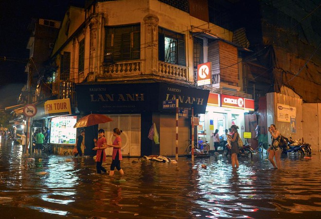 Phố Tây Tạ Hiện ngập kinh hoàng sau mưa lớn, xe máy ngâm nước la liệt! - Ảnh 14.