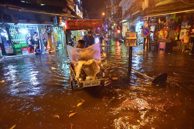 Khách Tây lội nước bì bõm trên phố Tạ Hiện sau trận mưa lớn ở Hà Nội - Ảnh 6.