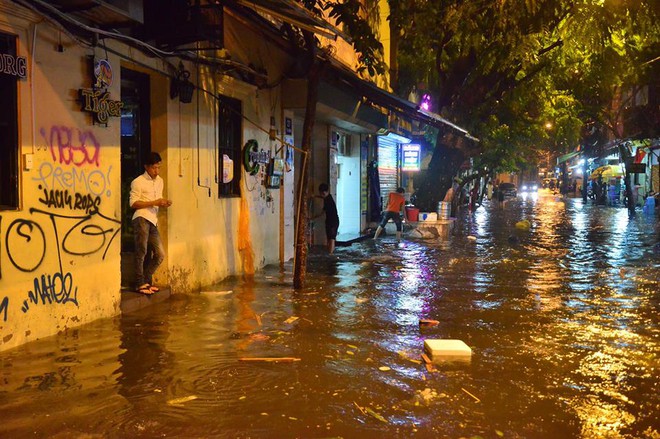 Khách Tây lội nước bì bõm trên phố Tạ Hiện sau trận mưa lớn ở Hà Nội - Ảnh 10.