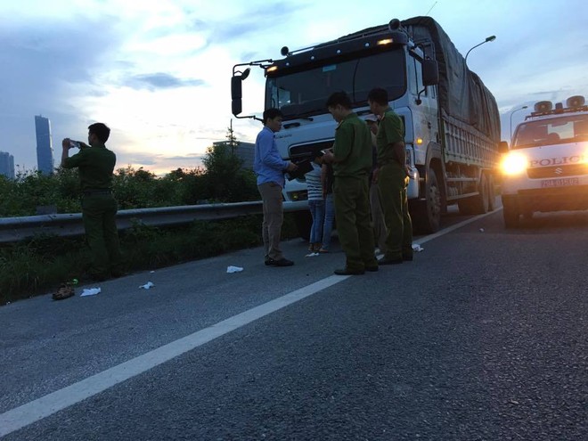 Tai nạn giao thông mới nhất:  Lái xe ben tông thẳng vào 2 tên cướp đang dùng hung khí đe dọa đôi vợ chồng - Ảnh 1.