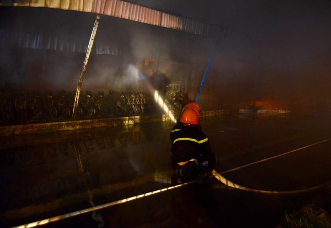 Cháy lớn tại khu công nghiệp Nội Bài lúc nửa đêm, huy động hàng chục xe cứu hỏa tới dập lửa - Ảnh 8.