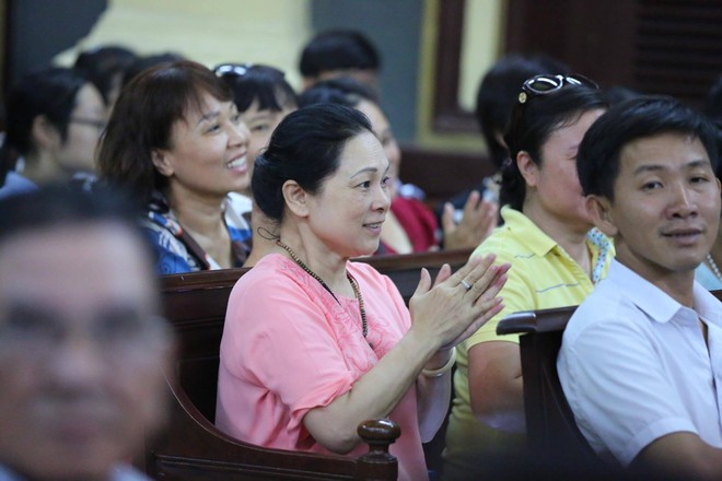 Người thân của Phương Nga vỗ tay khi tòa cho rằng lời khai của ông Mỹ có nhiều mâu thuẫn - Ảnh 1.