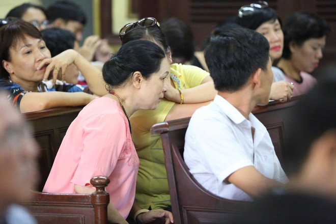 Người th&acirc;n của Phương Nga vỗ tay khi t&ograve;a cho rằng lời khai của &ocirc;ng Mỹ c&oacute; nhiều m&acirc;u thuẫn - Ảnh 2.