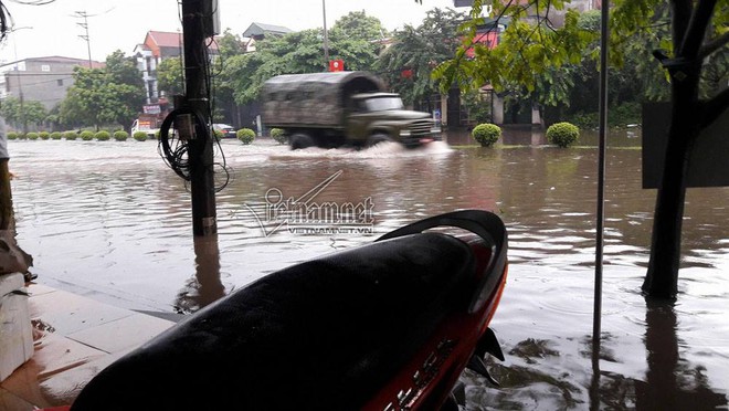 Mưa lớn, Thái Nguyên ngập mênh mông không còn thấy đường - Ảnh 2.