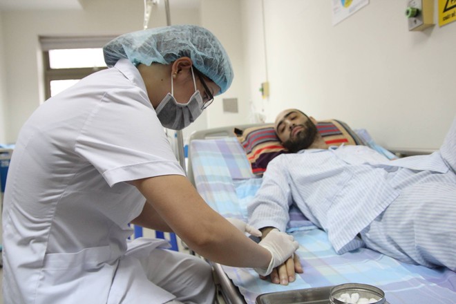 Thầy gi&aacute;o ngoại quốc ở v&ugrave;ng qu&ecirc; ngh&egrave;o Sơn La chống chọi với ung thư m&aacute;u giai đoạn cuối - Ảnh 2.
