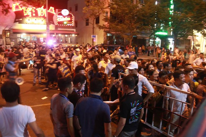 Đà Nẵng: Nhiều khán giả ngậm đắng không được vào cổng vì mua phải vé xem pháo hoa giả - Ảnh 3.