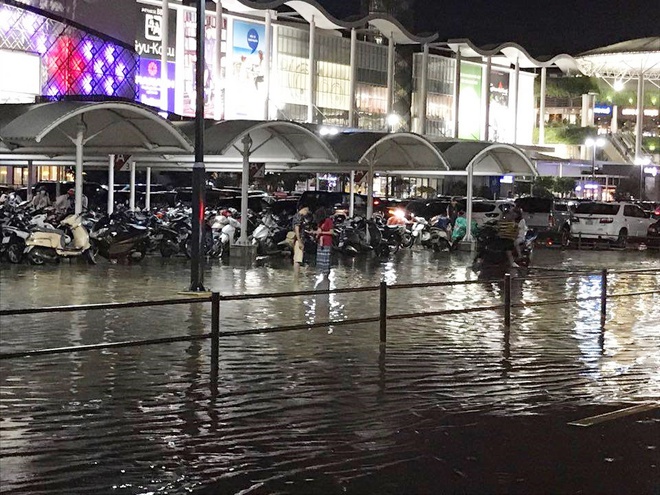 Hà Nội mưa rào và dông, bãi đỗ xe ở siêu thị Aeon Mall Long Biên ngập nước - Ảnh 3.