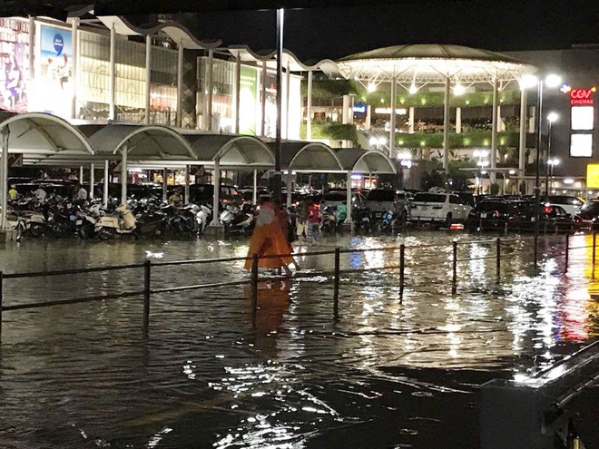 Hà Nội mưa rào và dông, bãi đỗ xe ở siêu thị Aeon Mall Long Biên ngập nước - Ảnh 4.