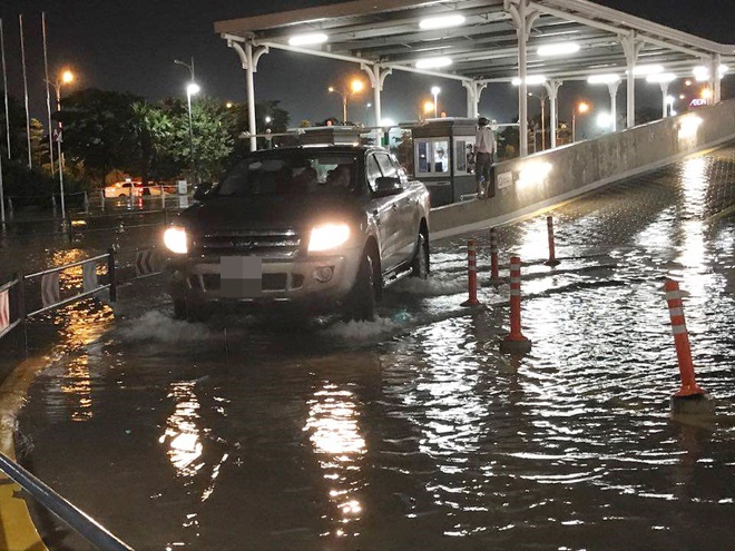 Hà Nội mưa rào và dông, bãi đỗ xe ở siêu thị Aeon Mall Long Biên ngập nước - Ảnh 6.