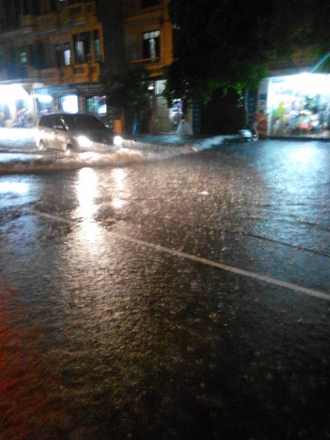 Hà Nội mưa rào và dông, bãi đỗ xe ở siêu thị Aeon Mall Long Biên ngập nước - Ảnh 2.