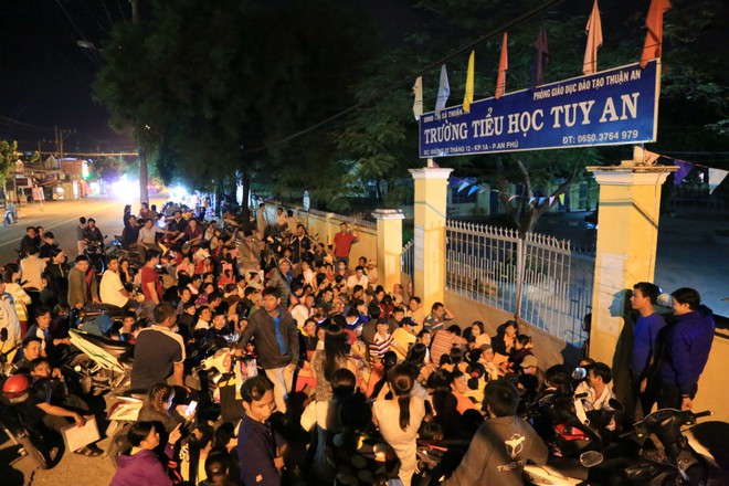 Tin mới nhất: Mắc v&otilde;ng, mang b&aacute;nh m&igrave;, vạ vật th&acirc;u đ&ecirc;m chờ xin cho con v&agrave;o lớp 11 - Ảnh 1.
