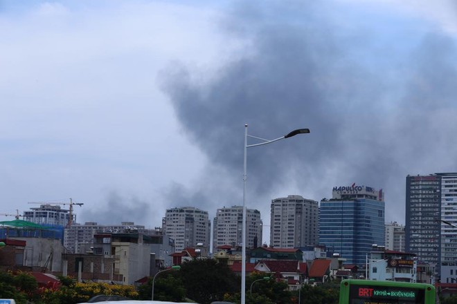 Hà Nội: Cháy lớn tại xưởng nhựa rộng 300m2, người dân xung quanh náo loạn - Ảnh 2.